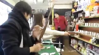 الواد الفاجر عامل فيها غلبان وبينيك امه كل يوم في الحمام