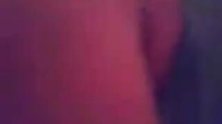 شرموطة عراقية بتكلم جوزها في التليفون وهي ونايمة  وبتمص زب واحد تاني - سكس عراقي
