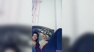 شاب مصري ماسك بنت مراهق يقفش فيها ويبوسها في اوضة النوم - سكس مصري