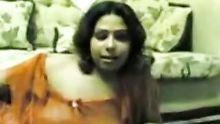 مصري جايب شرموطة في البيت ومش عارف ينيكها ازاي - سكس مصري