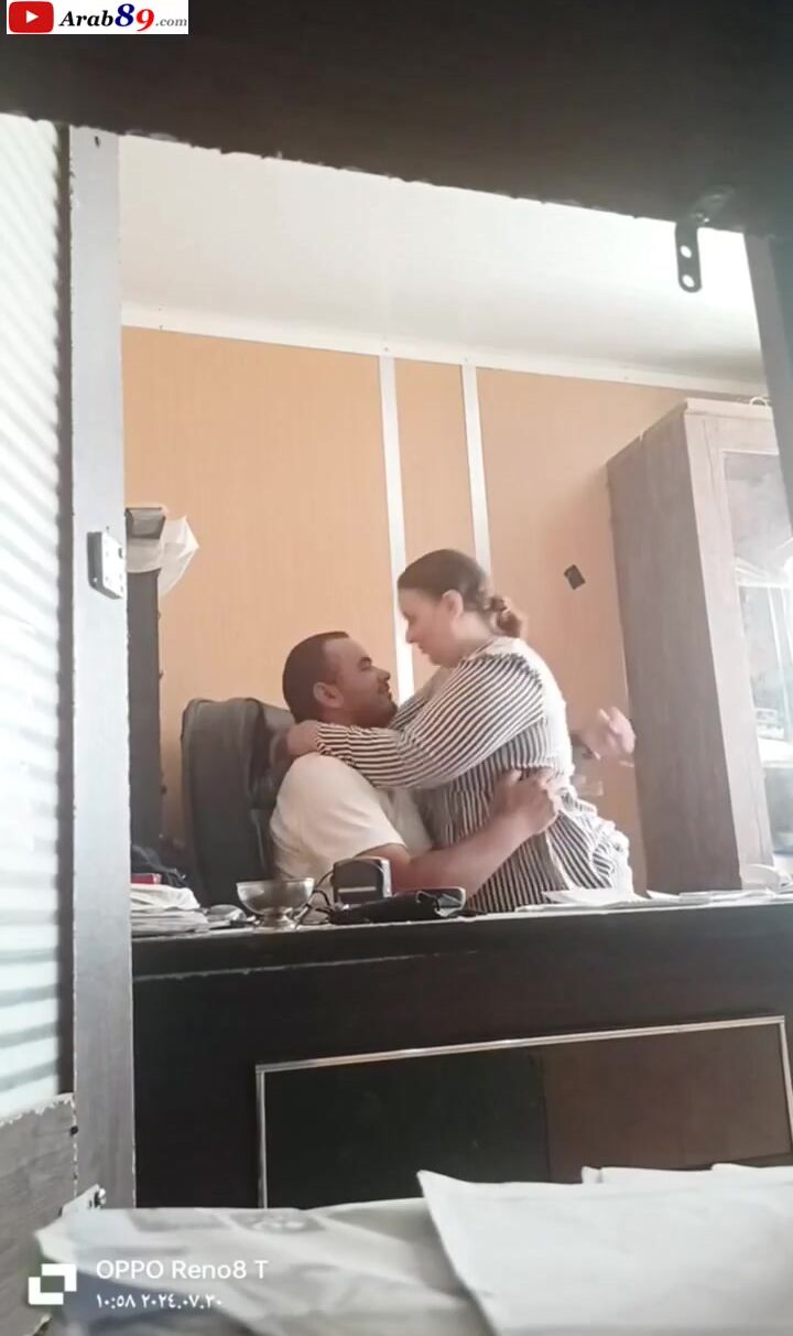 سكرتيرة مثيرة ترقص بفتنة